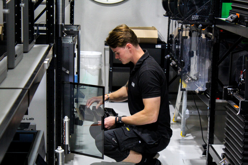 Arbete vid en 3D-printer i printfarmen i Värnamo