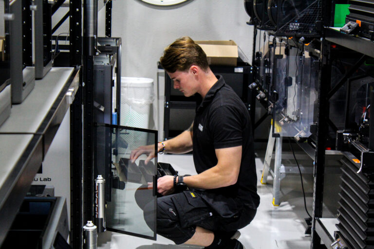 Arbete vid en 3D-printer i printfarmen i Värnamo