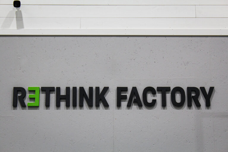 ReThink Factorys logotyp på väggen i lokalen i Värnamo