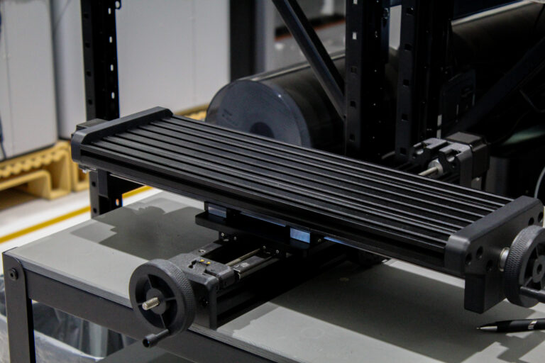 Stor 3D-printad komponent i svart material