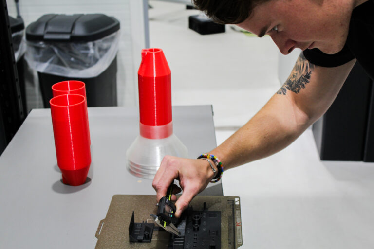 Efterbearbetning av röda 3D-printade detaljer